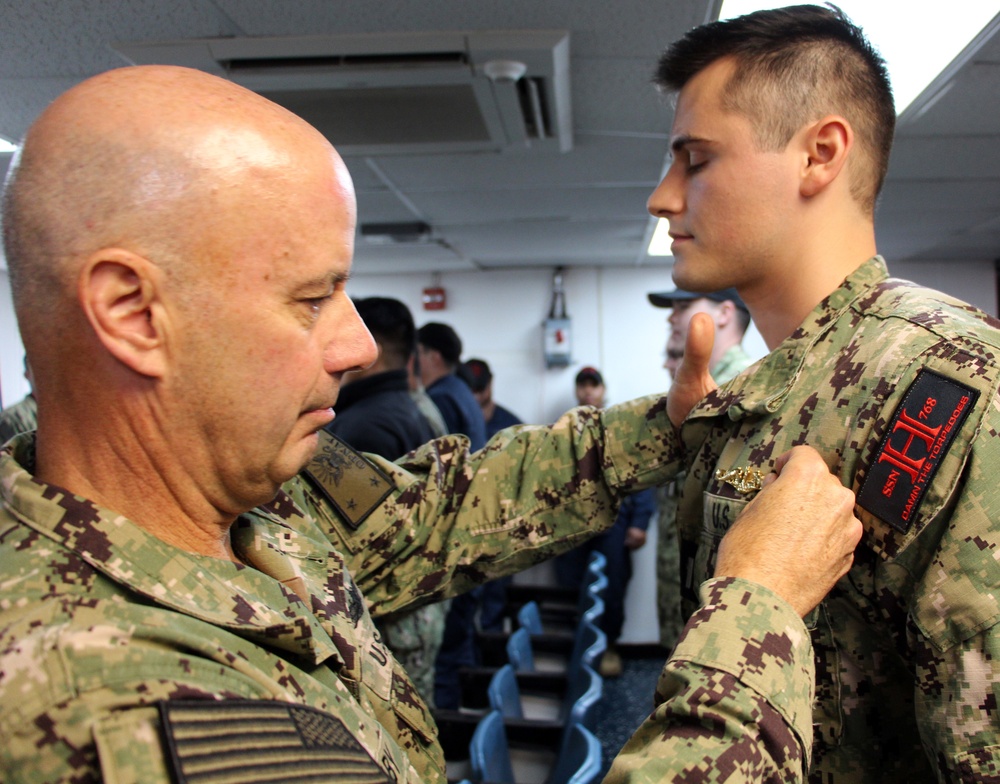 VCNO Visits USS Hartford (SSN 768)