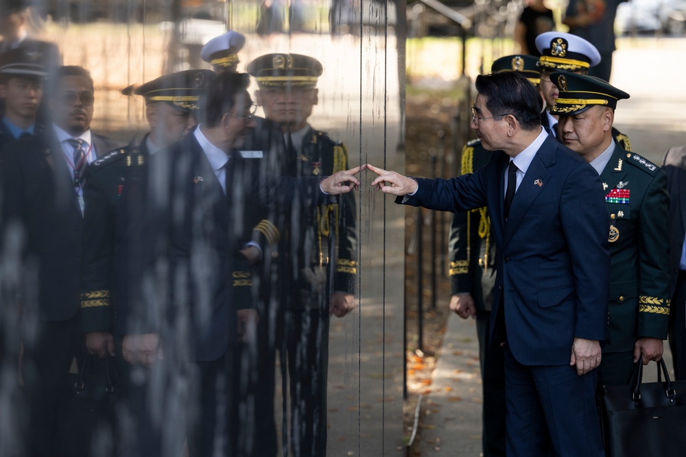 SD, ROK MoD Participate in Wreath-Laying Ceremony at Korean War Veterans