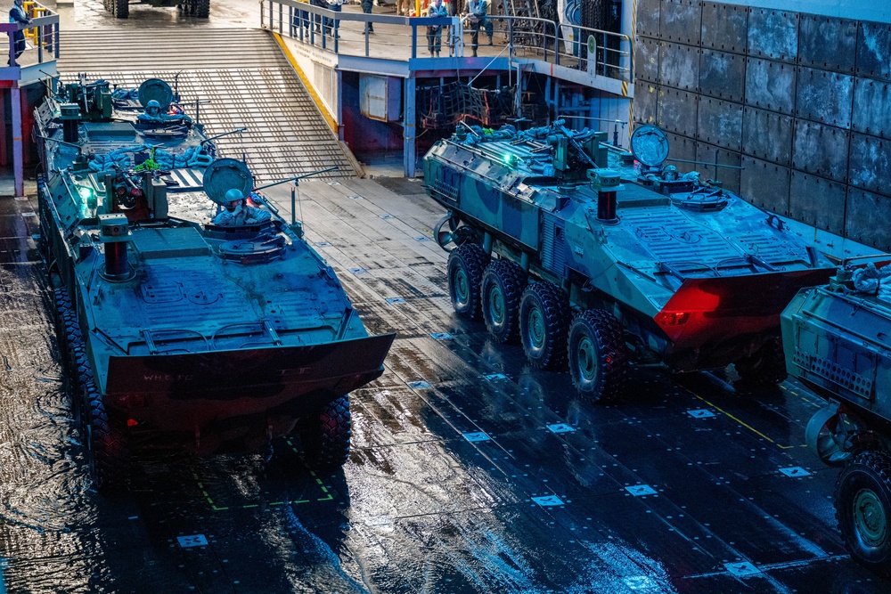 Low light ACV Operations aboard USS Somerset