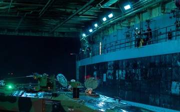 Low light ACV Operations aboard USS Somerset