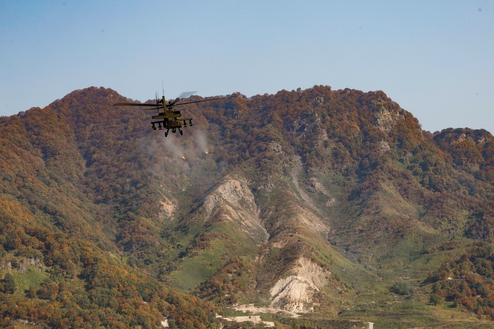 ROKA 901st Aviation Command and 517th Aviation Cavalry Squadron combined ‘Apache’ gunnery