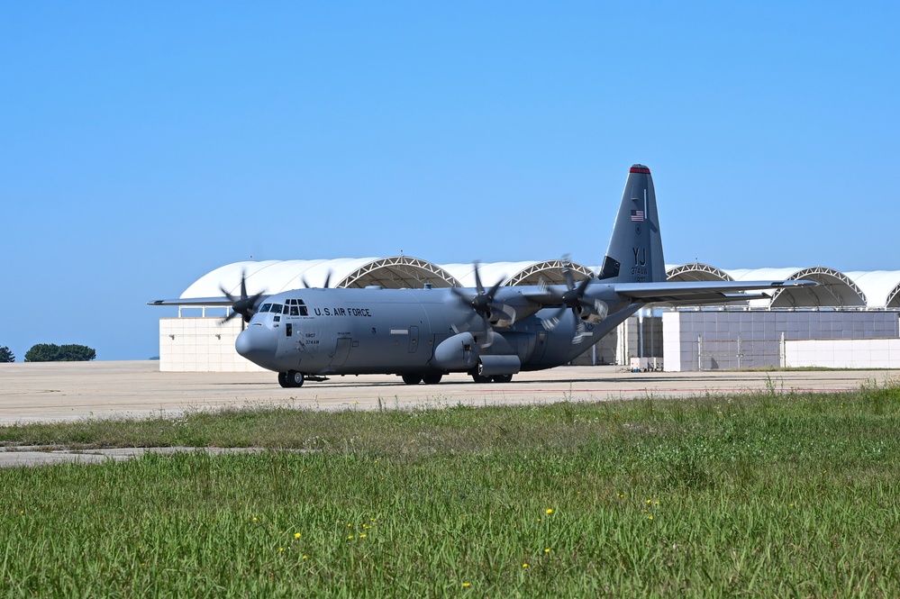 Kunsan, Yokota Air Bases collaborate, enable U.S., ROK SOF high-altitude, high-opening jump training