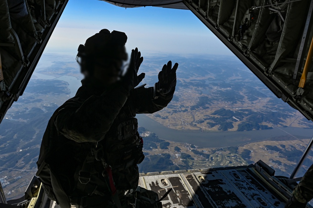 Kunsan, Yokota Air Bases collaborate, enable U.S., ROK SOF high-altitude, high-opening jump training