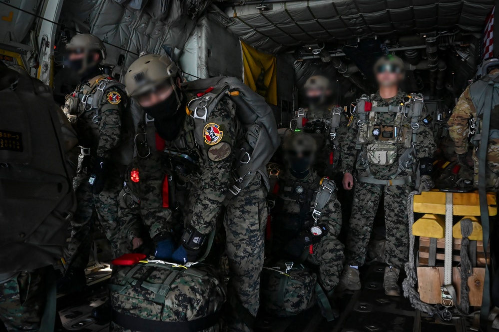 Kunsan, Yokota Air Bases collaborate, enable U.S., ROK SOF high-altitude, high-opening jump training