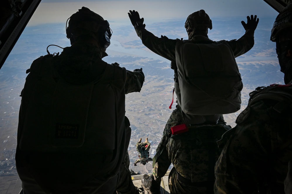 Kunsan, Yokota Air Bases collaborate, enable U.S., ROK SOF high-altitude, high-opening jump training