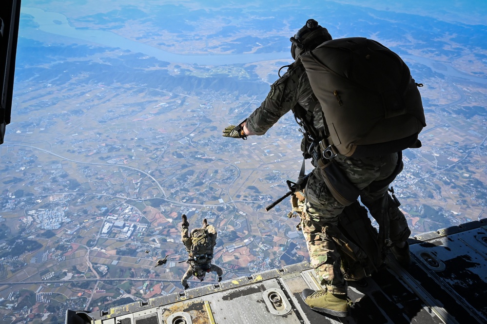 Kunsan, Yokota Air Bases collaborate, enable U.S., ROK SOF high-altitude, high-opening jump training