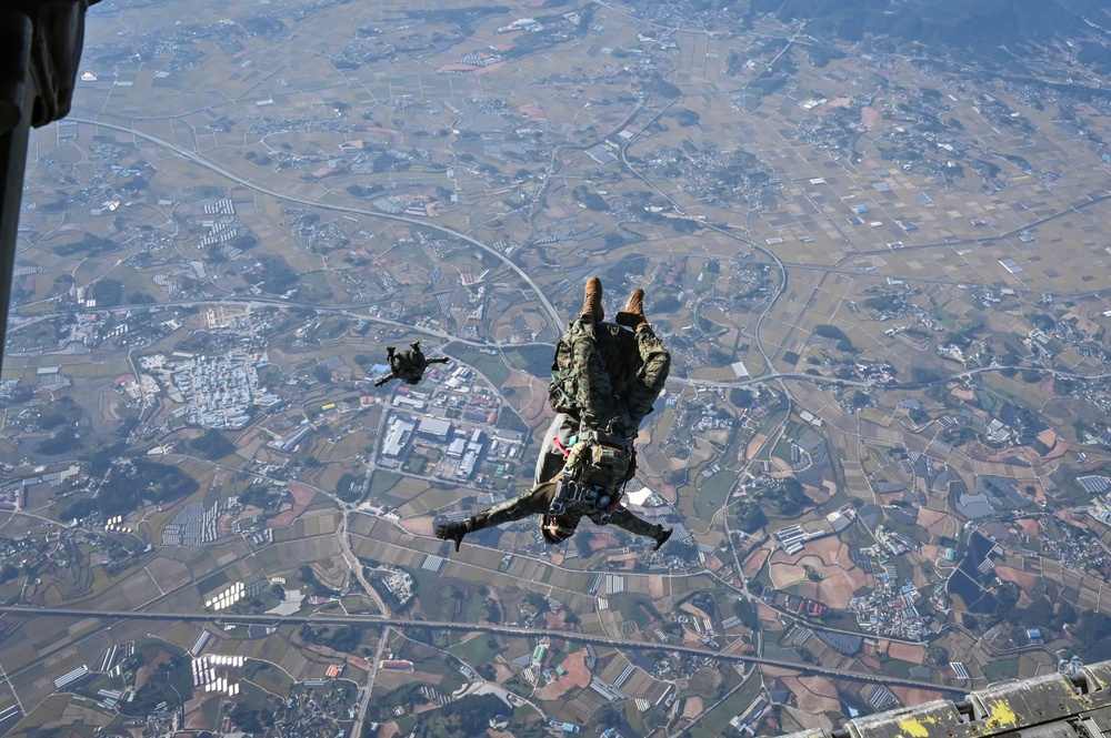 Kunsan, Yokota Air Bases collaborate, enable U.S., ROK SOF high-altitude, high-opening jump training