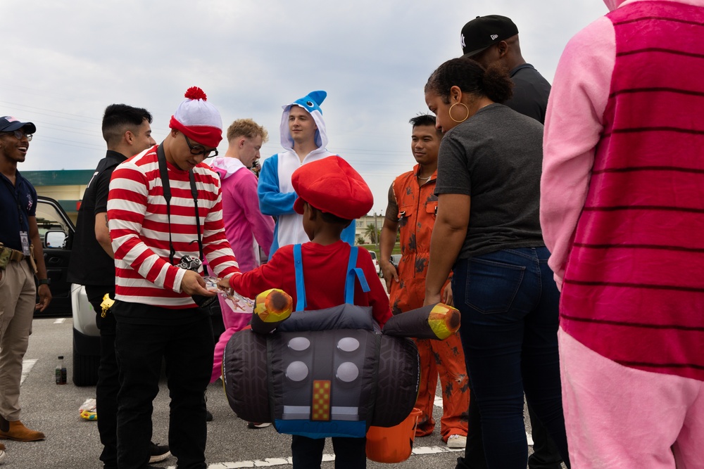 III MIG | 5 ANGLICO and III MSB Hosts a Trunk-or-Treat