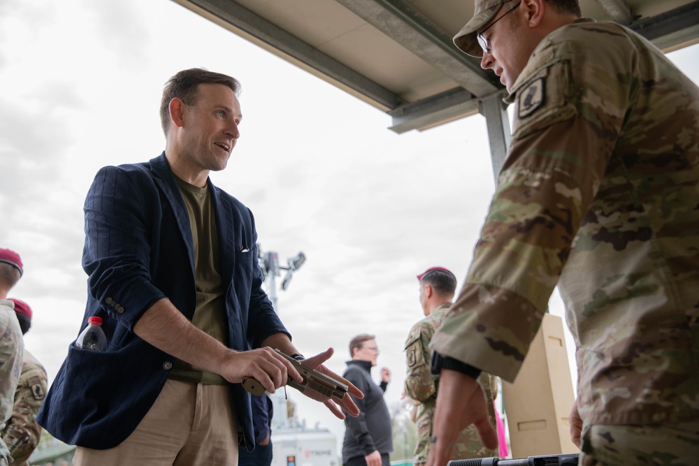 Senior government officials visits Expert Soldier Badge training