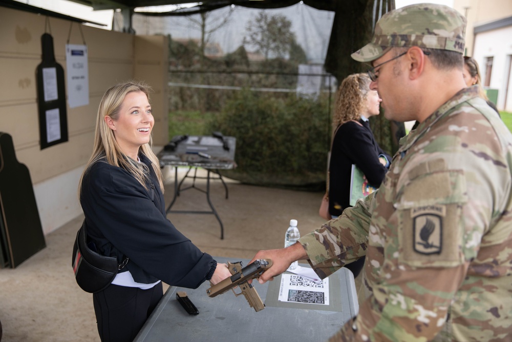 Senior government officials visits Expert Soldier Badge training