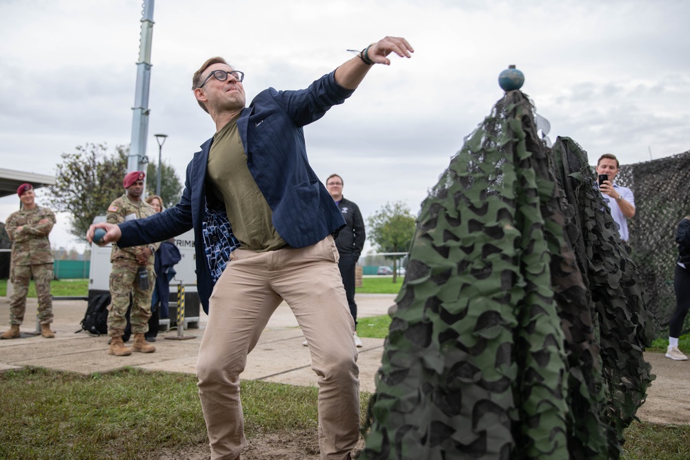 Senior government officials visits Expert Soldier Badge training