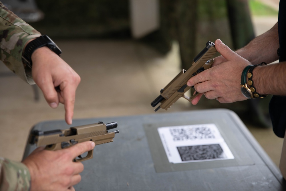 Senior government officials visits Expert Soldier Badge training