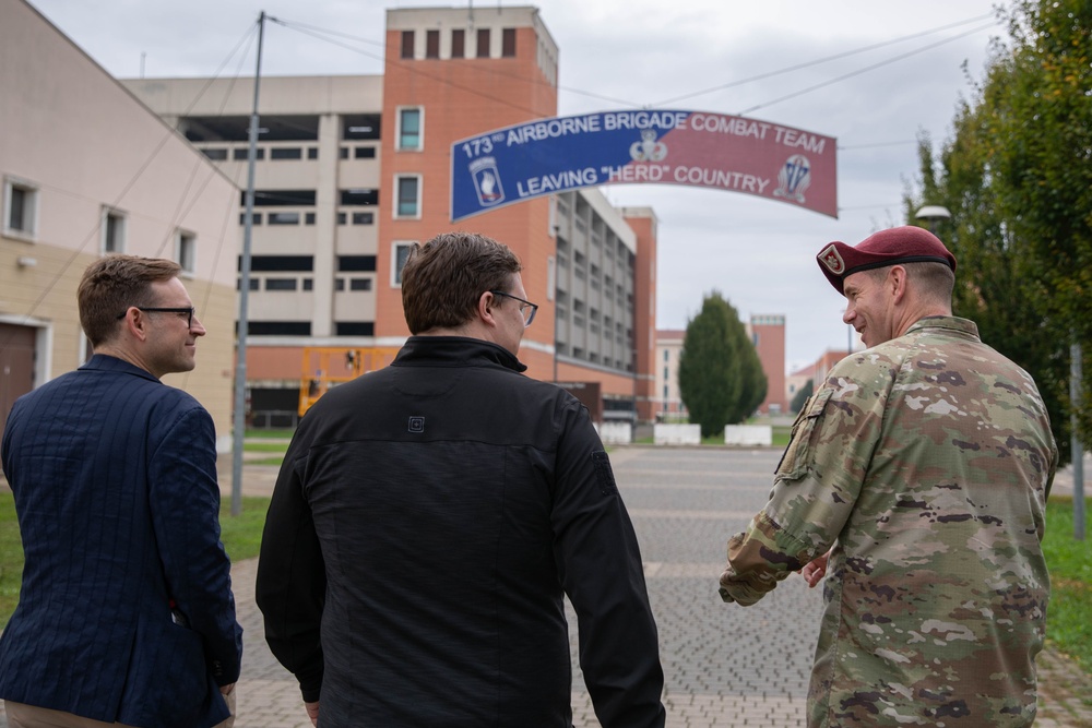 Senior government officials visits Expert Soldier Badge training