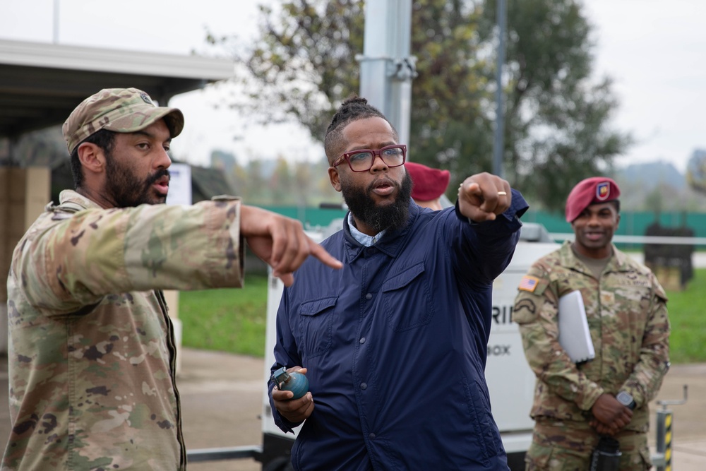 Senior government officials visits Expert Soldier Badge training