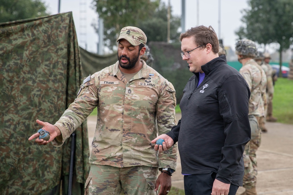 Senior government officials visits Expert Soldier Badge training