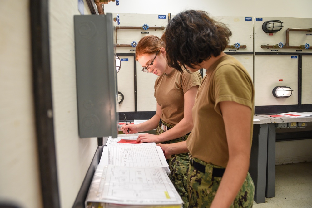 SCSTC GL Gunner's Mate Students Practice Hanging Danger Tags
