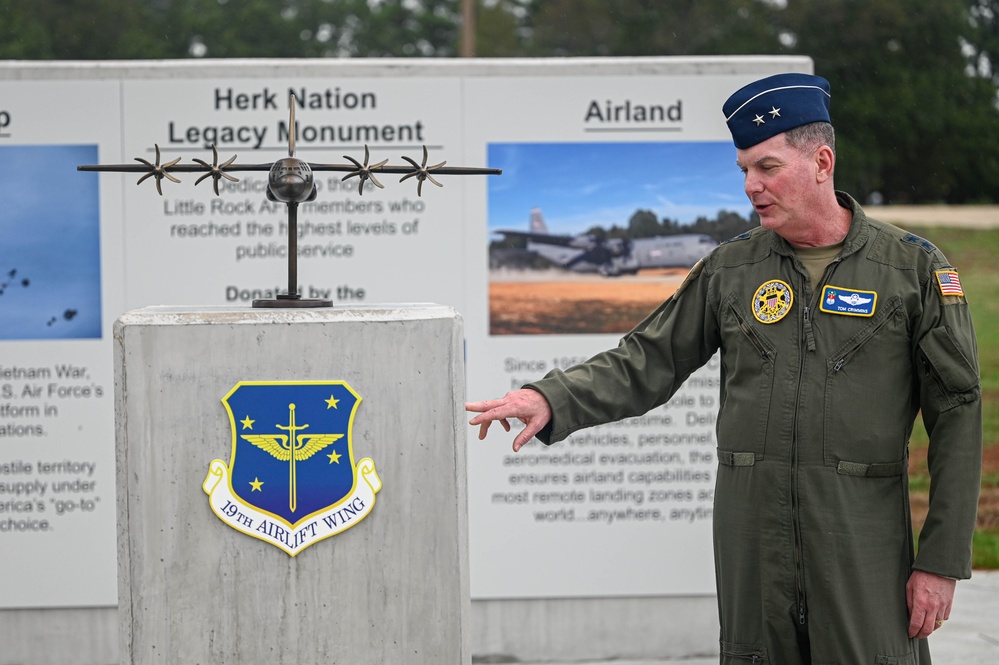 Previous Herk Nation commander visits Team Little Rock as JFSC commandant