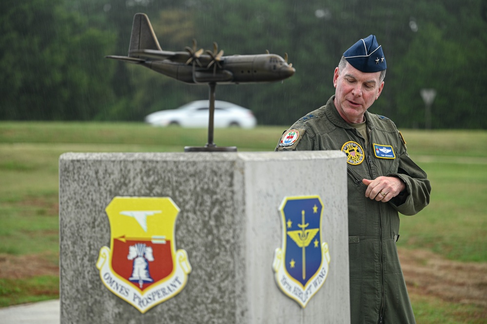 Previous Herk Nation commander visits Team Little Rock as JFSC commandant