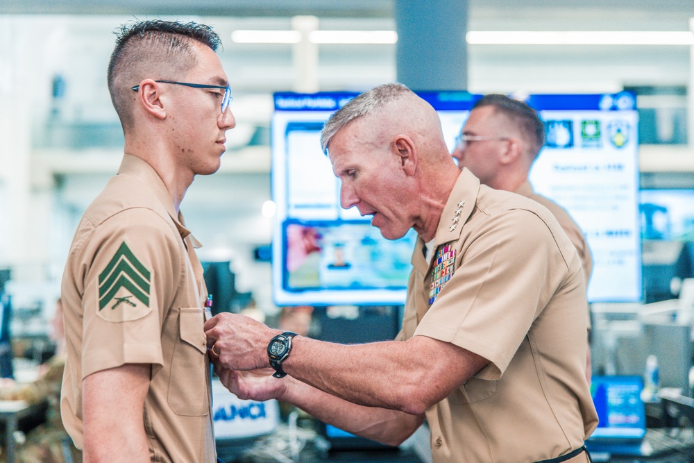 Commandant, Gen Smith, Visits Service Members in Austin