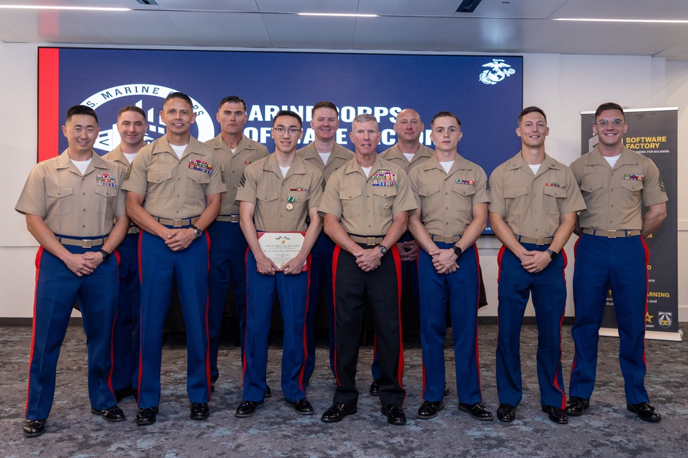 Commandant, Gen Smith, Visits Service Members in Austin