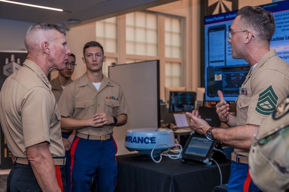 Commandant, Gen Smith, Visits Service Members in Austin