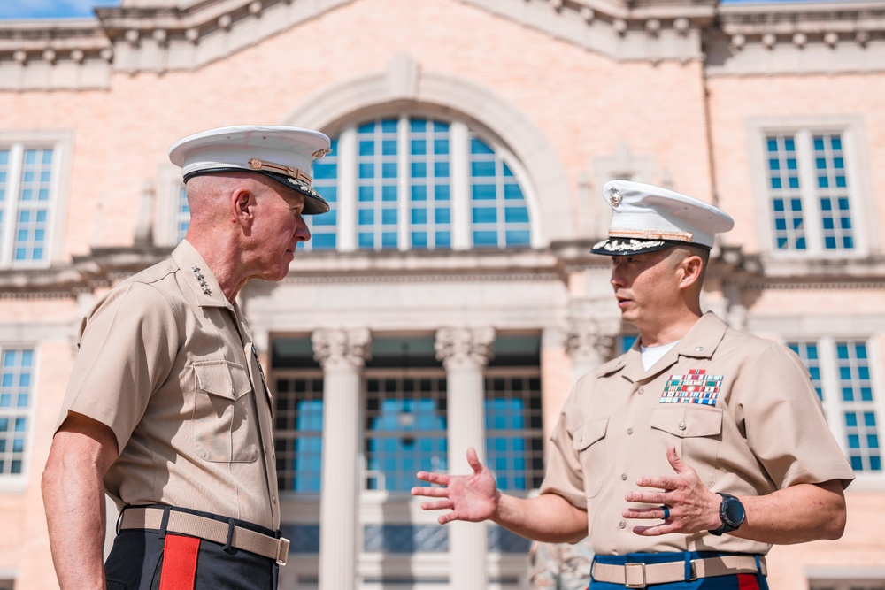 Commandant, Gen Smith, Visits Service Members in Austin