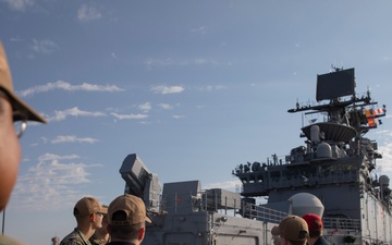 USS Iwo Jima Holds Integration Tour with USS Gonzalez