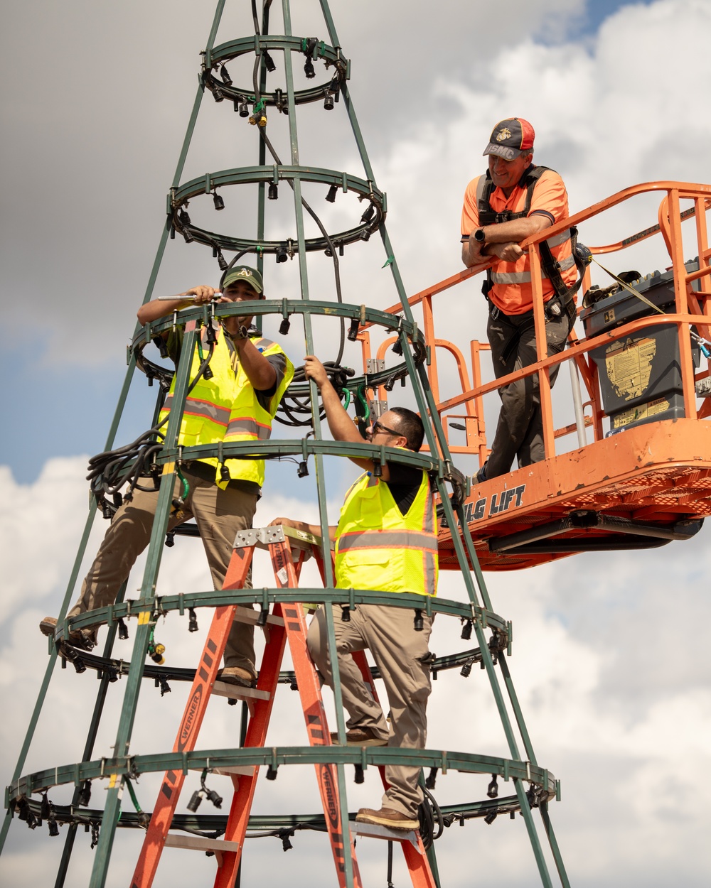 502d CES Maintenance Mechanics Assemble 2024 Holiday Tree