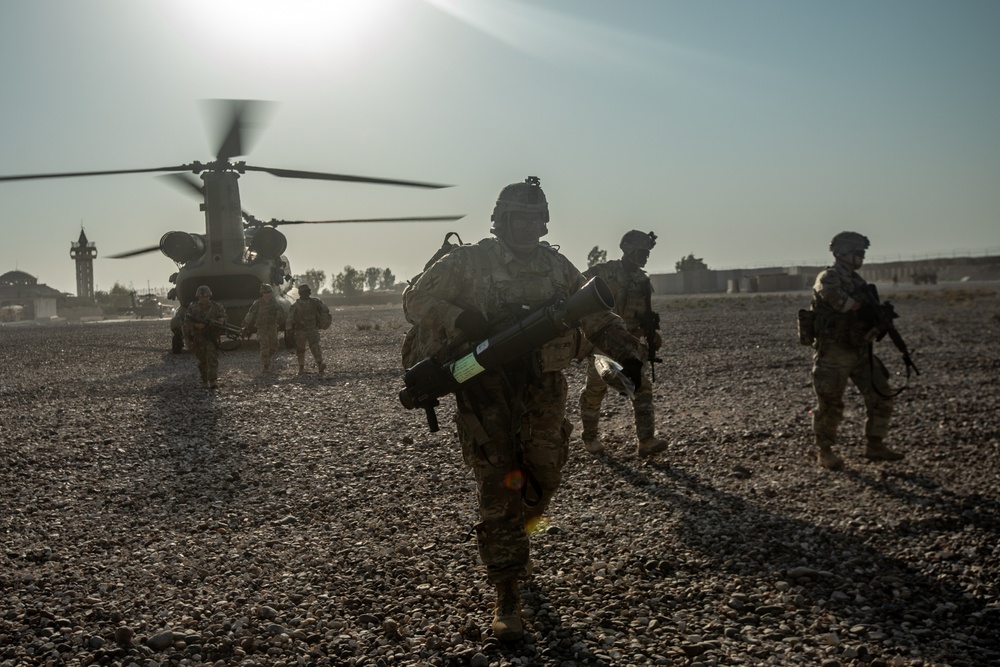 Soldiers depart a CH-47 Chinook in Northeast Syria