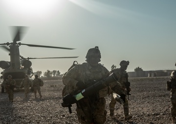Soldiers depart a CH-47 Chinook in Northeast Syria