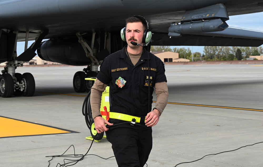 B-1B Lancer performs hot pit refuel at Grand Forks AFB