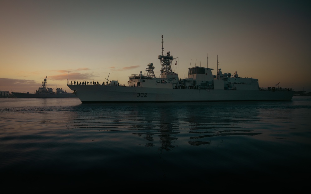 HMCS Ville De Quebec Pulls Into Naval Station Mayport