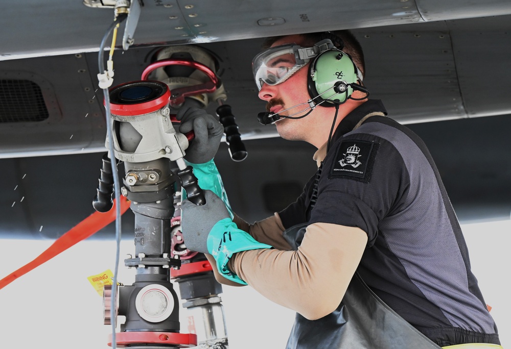 B-1B Lancer performs hot pit refuel at Grand Forks AFB