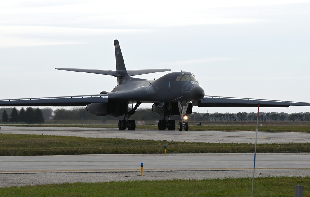 B-1B Lancer performs hot pit refuel at Grand Forks AFB