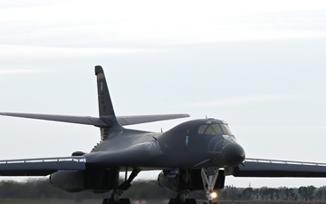 B-1B Lancer performs hot pit refuel at Grand Forks AFB