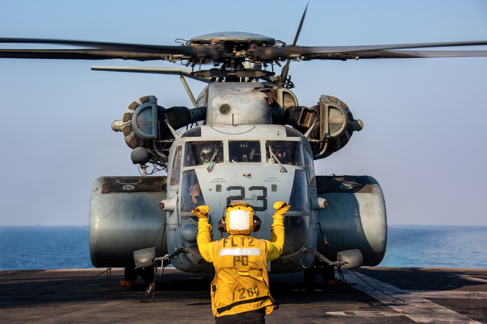 Abraham Lincoln conducts helicopter operations