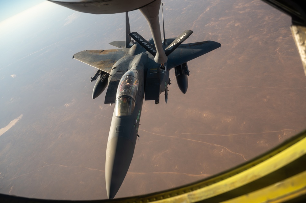 U.S. KC-135 refuels Strike Eagles over CENTCOM