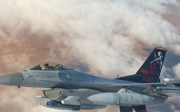 Edwards AFB 416th FLTS F-16C 91-383 with Skulls Tail Flash