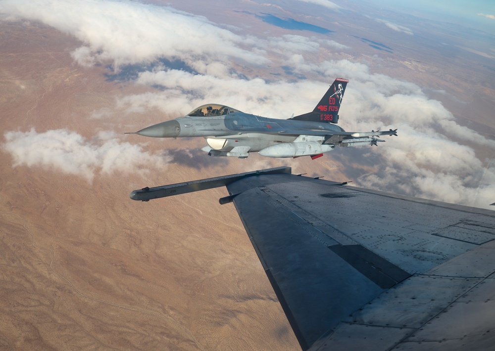 Edwards AFB 416th FLTS F-16C 91-383 with Skulls Tail Flash