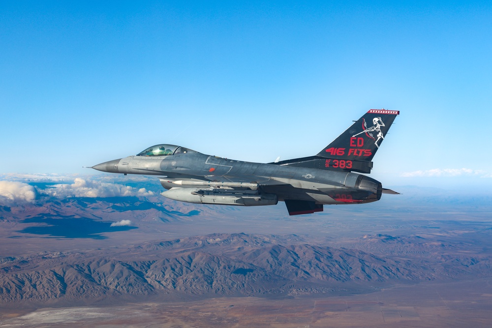 Edwards AFB 416th FLTS F-16C 91-383 with Skulls Tail Flash