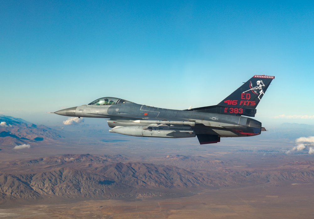 Edwards AFB 416th FLTS F-16C 91-383 with Skulls Tail Flash