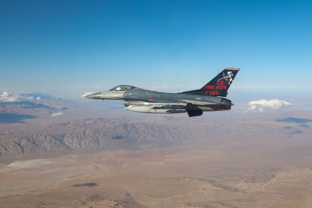 Edwards AFB 416th FLTS F-16C 91-383 with Skulls Tail Flash