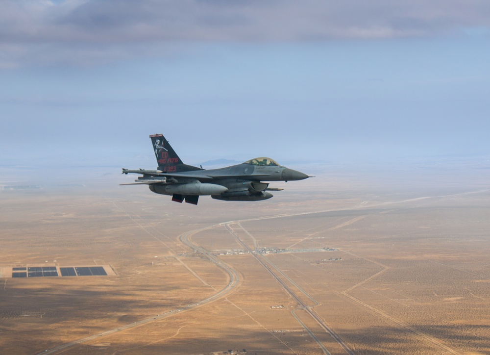 Edwards AFB 416th FLTS F-16C 91-383 with Skulls Tail Flash