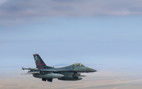 Edwards AFB 416th FLTS F-16C 91-383 with Skulls Tail Flash