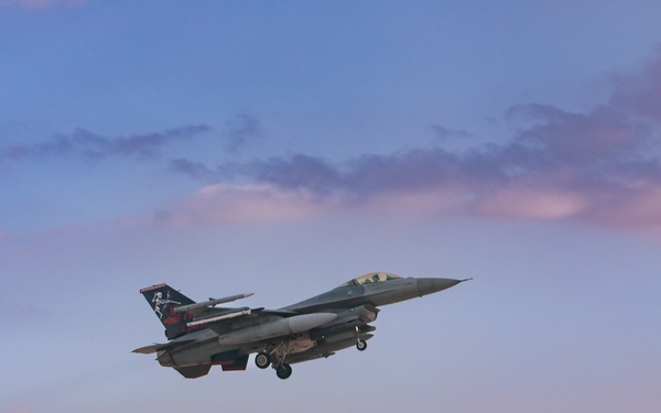 Edwards AFB 416th FLTS F-16C 91-383 with Skulls Tail Flash