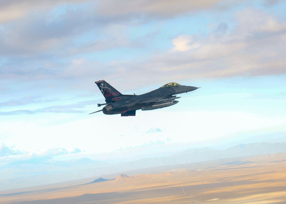 Edwards AFB 416th FLTS F-16C 91-383 with Skulls Tail Flash