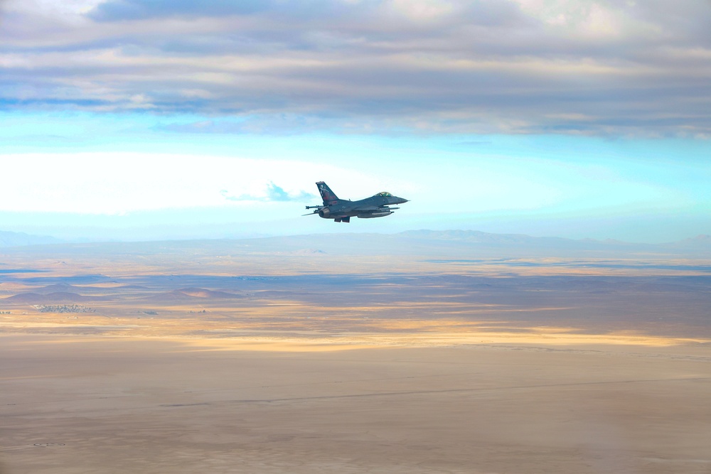 Edwards AFB 416th FLTS F-16C 91-383 with Skulls Tail Flash