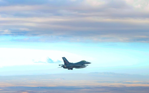 Edwards AFB 416th FLTS F-16C 91-383 with Skulls Tail Flash