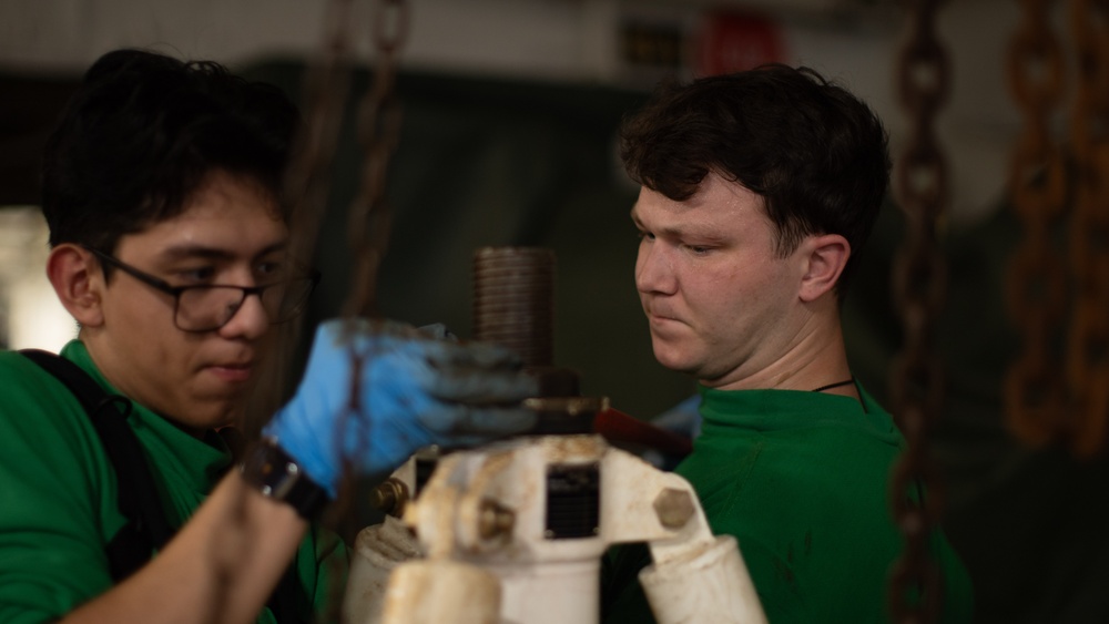 AIMD Sailors assemble aircraft axle jack aboard USS George Washington