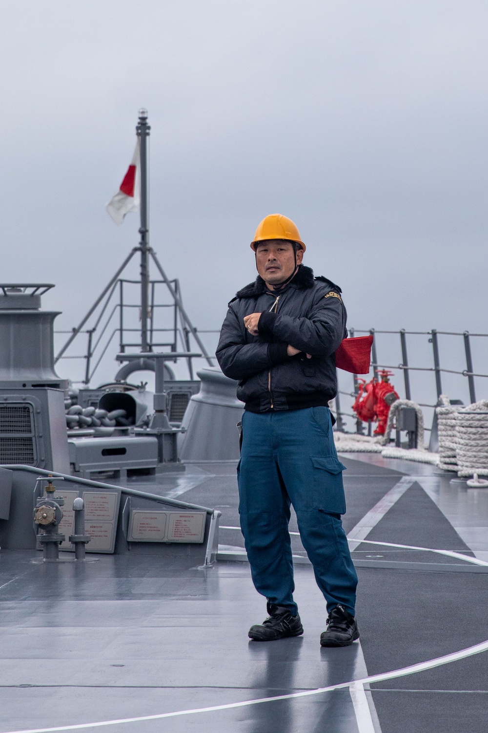 Keen Sword 25: JMSDF Murasame-class destroyer JS Inazuma (DD 105) picks up simulated ammunition at MCAS Iwakuni harbor
